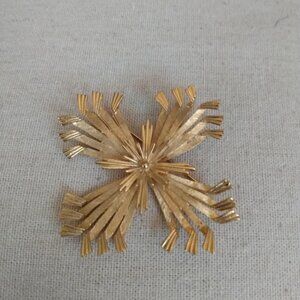 Corcraft: Gold tone textured brooch/pin